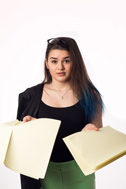 Foto mulher de negócios jovem segurando documentos, na parede branca