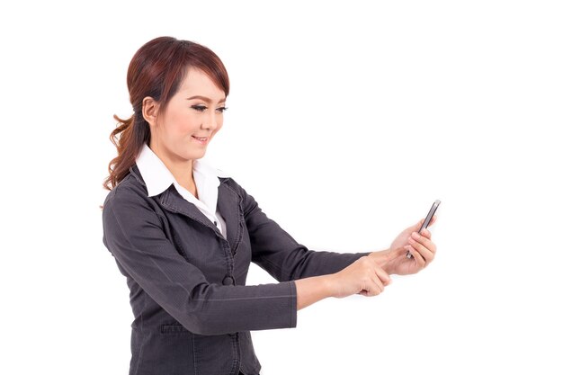 Mulher de negócios jovem segurando o celular no fundo branco