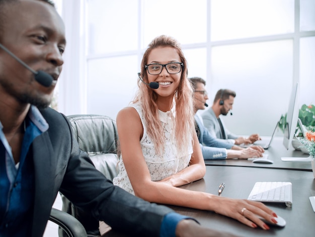 Mulher de negócios jovem sentada à mesa em foto de call center com espaço de cópia