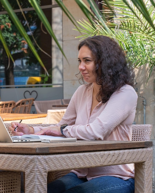 Mulher de negócios jovem trabalhando com laptop em um café expressão de emoções no rosto