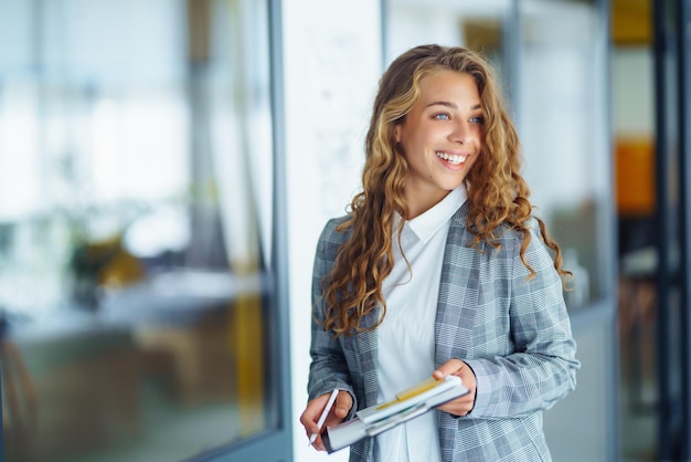 Mulher de negócios jovem um corredor de prédio de escritórios Empreendedor feminino Pessoas freelance de negócios