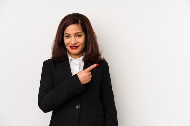 Mulher de negócios latinos de meia-idade isolada sorrindo e apontando à parte, mostrando algo no espaço em branco.