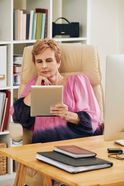 Mulher de negócios lendo e-book