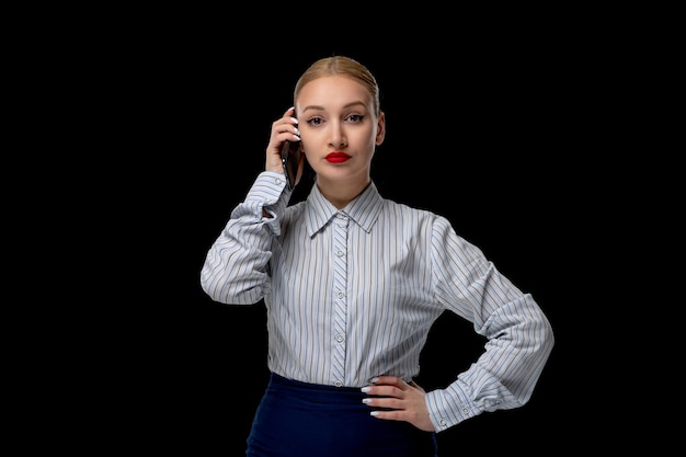 Mulher de negócios linda garota séria falando ao telefone com batom vermelho em traje de escritório