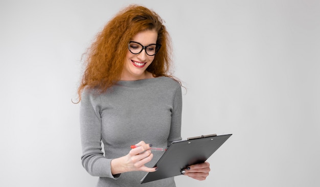 mulher de negócios linda ruiva segurando a área de transferência