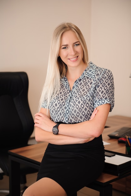 Mulher de negócios linda trabalhando com vendas em seu escritório.