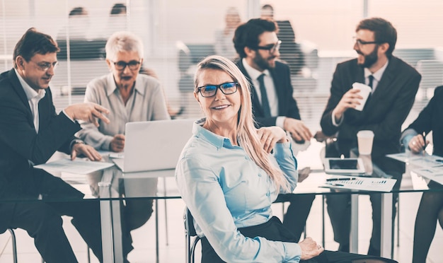 Mulher de negócios madura em uma reunião do grupo de trabalho