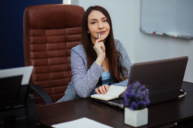 Mulher de negócios mantém registros sorrindo, conceito do negócio