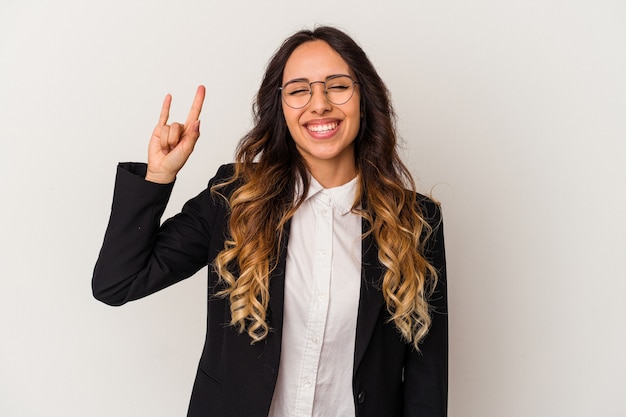 Mulher de negócios mexicana jovem isolada no fundo branco, mostrando um gesto de chifres como um conceito de revolução.