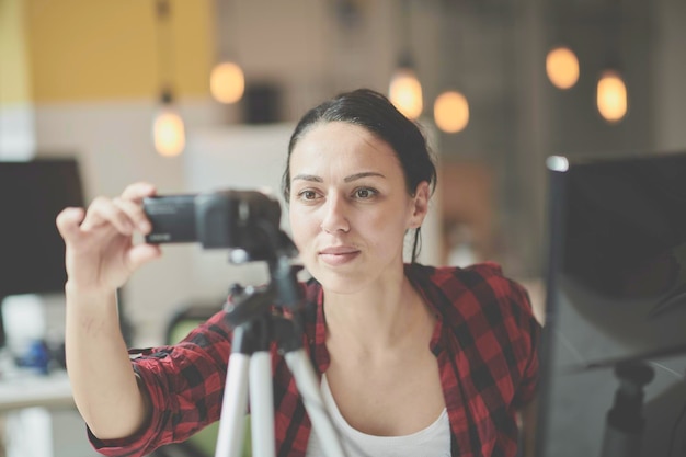 mulher de negócios milenar de blogueiro de vídeo fazendo apresentação ou tutorial de vídeo ao vivo