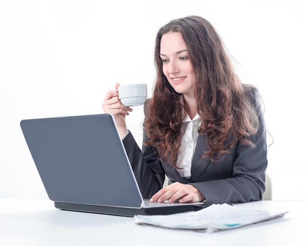 Mulher de negócios moderna com uma xícara de café no local de trabalho. foto com espaço de cópia