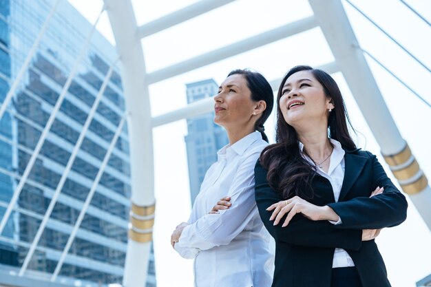 Mulher de negócios moderna da cidade com espaço de cópia.