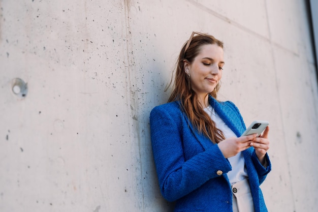 Foto mulher de negócios moderna de terno azul usando copyspace de telefone móvel