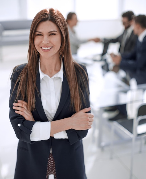 Mulher de negócios moderna em pé no escritório do banco