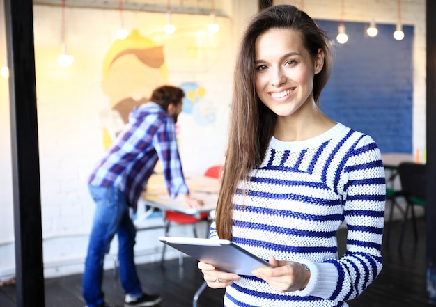 Mulher de negócios moderna no escritório com espaço de cópia.