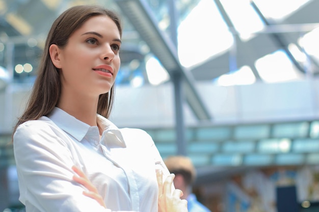 Mulher de negócios moderna no escritório com espaço de cópia