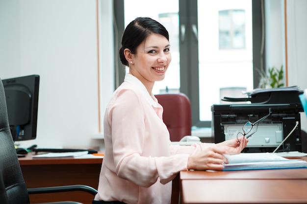 Mulher de negócios moderna no escritório