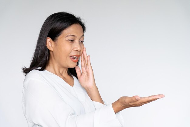 Mulher de negócios, mostrando a mão com rosto animado em fundo branco