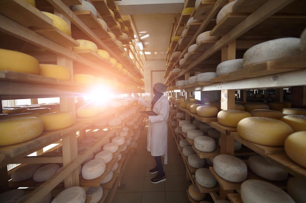 Foto mulher de negócios muçulmana africana negra do oriente médio na empresa de produção de queijo local