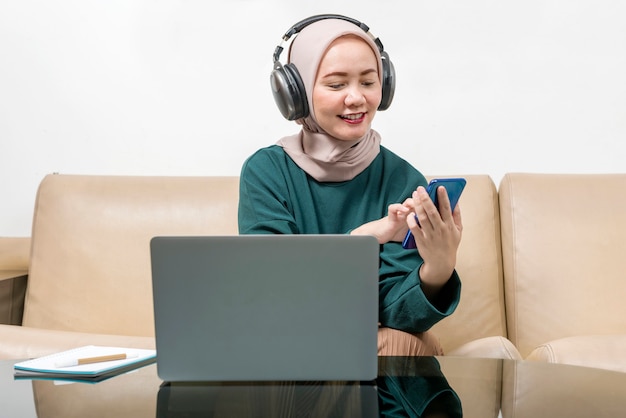 Mulher de negócios muçulmana asiática usando um laptop trabalhando em casa. Previna a doença da gripe Coronavírus
