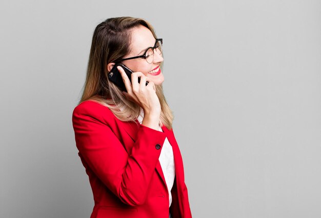 Mulher de negócios muito caucasiana usando um smartphone