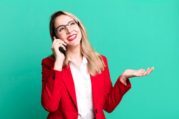 Mulher de negócios muito caucasiana usando um smartphone