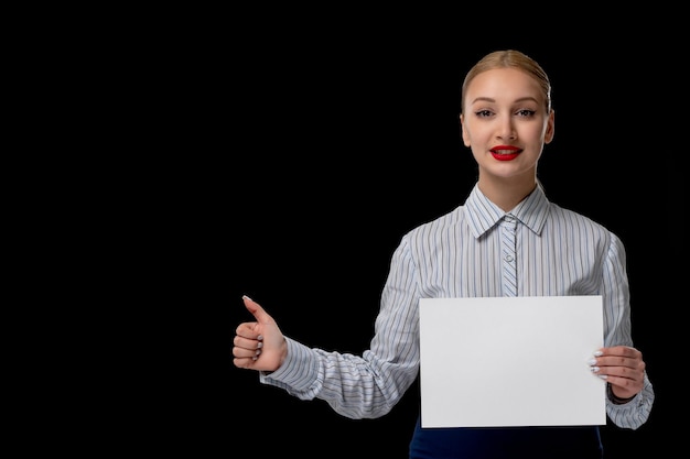 Mulher de negócios muito sorridente, segurando a folha de papel com batom vermelho em roupa de escritório