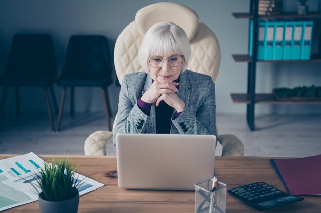 mulher de negócios na mesa trabalhando em seu laptop