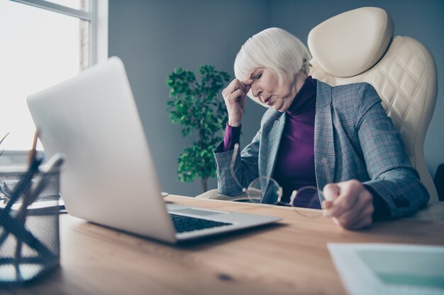 mulher de negócios na mesa trabalhando em um laptop