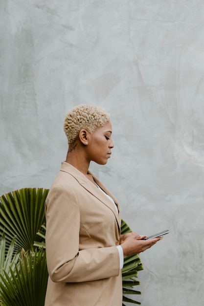 Mulher de negócios negra usando o telefone