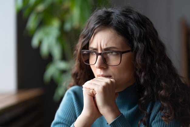 Foto mulher de negócios nervosa e ansiosa à espera de uma entrevista de emprego ou do resultado de um exame a tentar resolver um problema no trabalho