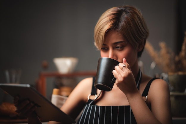 Mulher de negócios no escritório, gerente profissional de negócios no trabalho