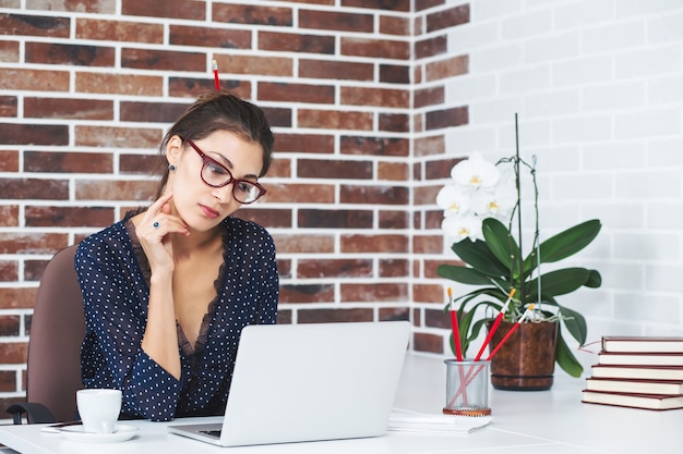 Foto mulher de negócios no escritório uma mesa com o laptop