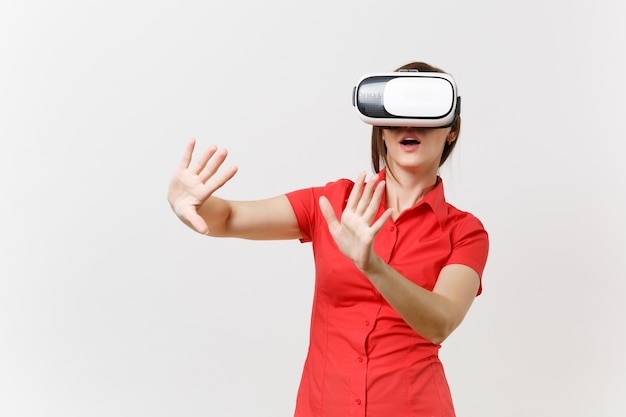 Mulher de negócios no fone de ouvido de realidade virtual na cabeça tocar algo como apertar o botão ou apontar para a tela virtual flutuante isolada no fundo branco. Futuro da educação no conceito de ensino médio.