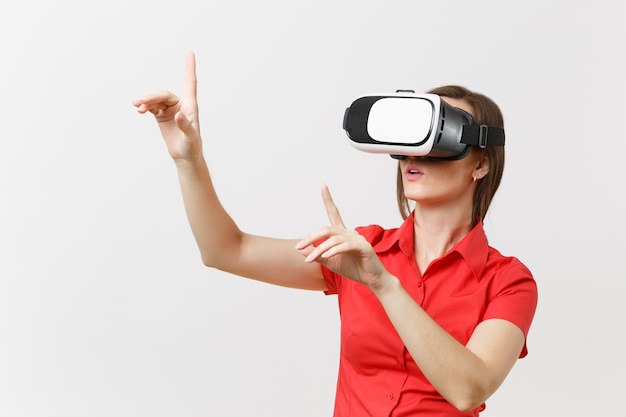 Mulher de negócios no fone de ouvido de realidade virtual na cabeça tocar algo como apertar o botão ou apontar para a tela virtual flutuante isolada no fundo branco. Futuro da educação no conceito de ensino médio.