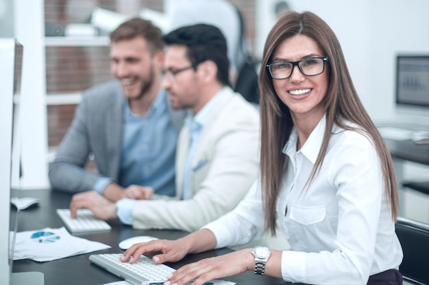 Mulher de negócios no fundo do escritório