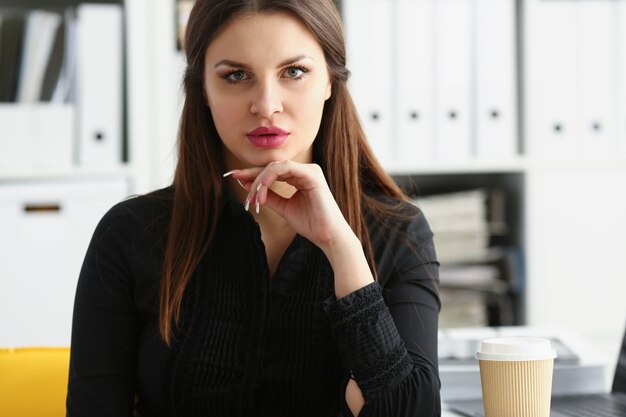 Mulher de negócios no local de trabalho no escritório