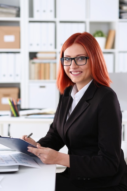 Mulher de negócios no local de trabalho no escritório