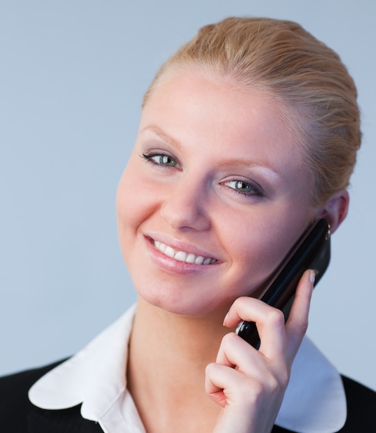 Foto mulher de negócios no telefone