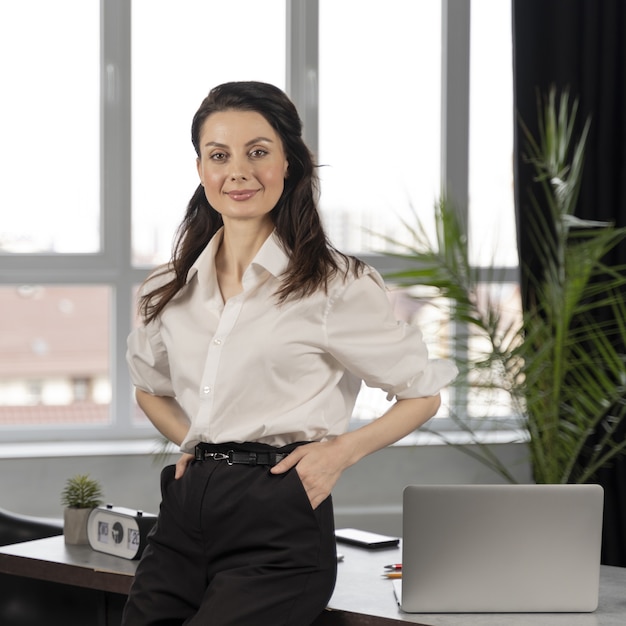 Foto mulher de negócios no trabalho