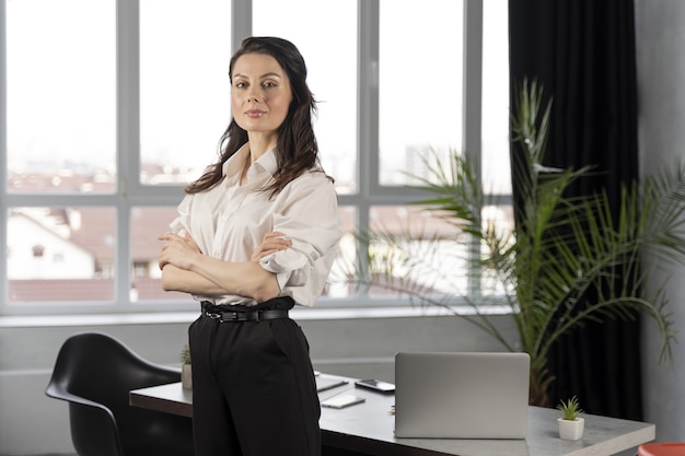 Foto mulher de negócios no trabalho