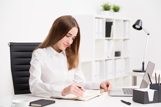 Mulher de negócios no trabalho