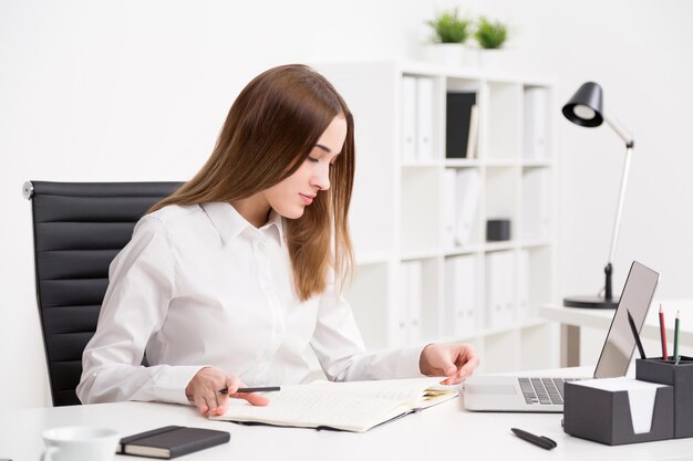 Mulher de negócios no trabalho