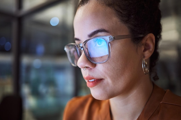 Mulher de negócios noturna com computador em óculos reflexão para inovação da empresa ou saúde ocular na carreira de tecnologia da informação digital Gerente corporativo lendo codificação ou desenvolvimento de software