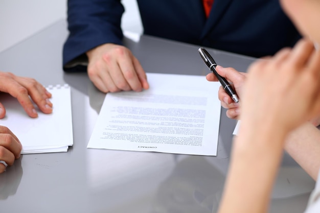 Mulher de negócios oferecendo caneta preta de empresário para assinar um contrato.