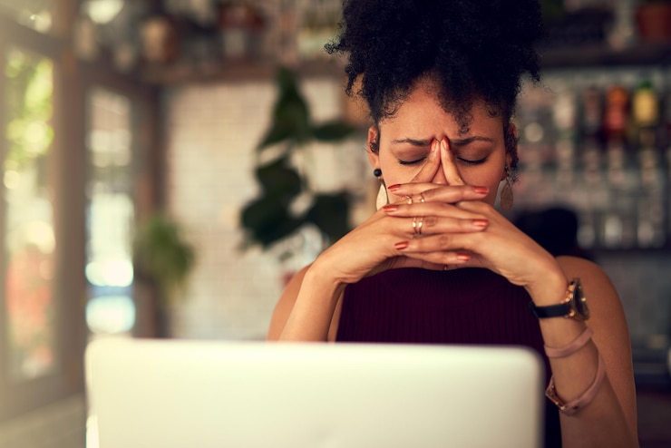 Foto mulher de negócios ou portátil com estresse no café para o prazo do projeto dor de cabeça ou esgotamento para o trabalho remoto pessoa empresária e ansiedade ou tecnologia no café com saúde mental ou frustrada