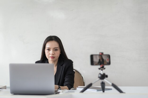 Mulher de negócios ou professor tutor do sudeste asiático fazem videoconferência em um laptop