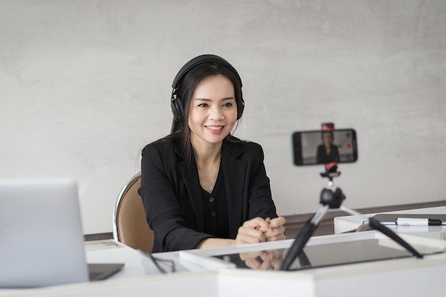 Mulher de negócios ou professor tutor do sudeste asiático fazem videoconferência em um laptop