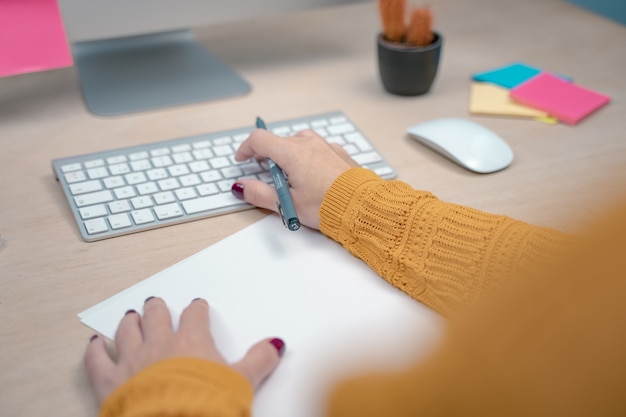 Mulher de negócios pela manhã em um estúdio criativo Mock up de telas de design gráfico