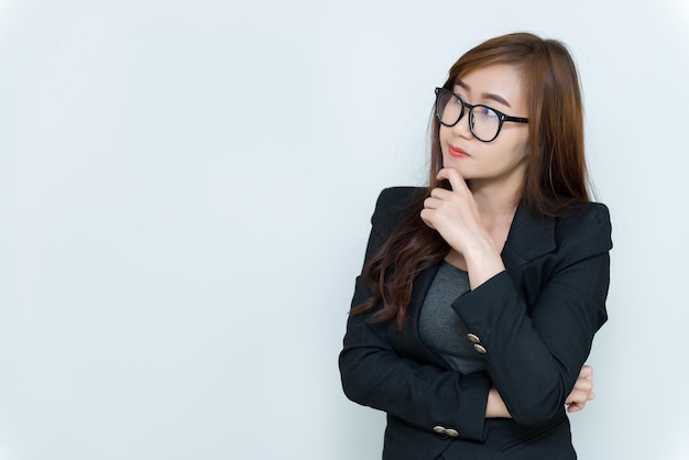 Foto mulher de negócios pensa em ideias isoladas em fundo brancopessoas da tailândiaconceito de pensamento de menina secretária